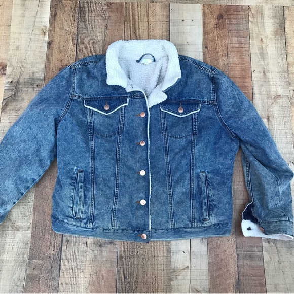Time and Tru Jackets & Blazers - Time And Tru Denim Sherpa Jacket.
